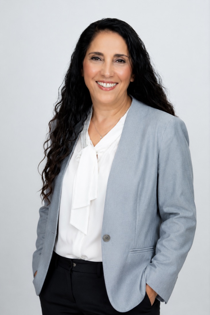 מיכל מירום, סוכנת ביטוח ופנסיה